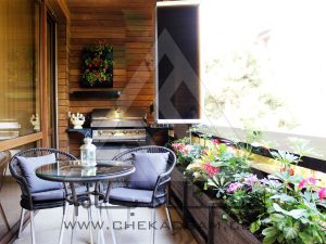 طراحی و تزیین تراس سبز کوچک با گلهای مخصوص تراس دروس تهران